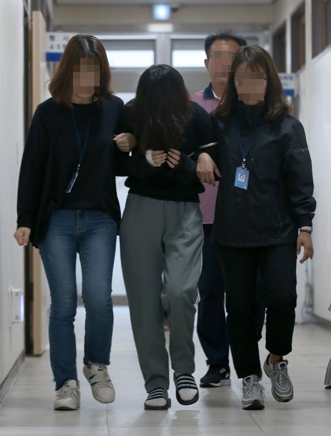 전 남편을 살해한 혐의로 구속된 고유정(36)이 6일 오후 제주동부경찰서 진술녹화실에서 나와 고개를 푹 숙인 채 유치장으로 이동하고 있다. 연합뉴스