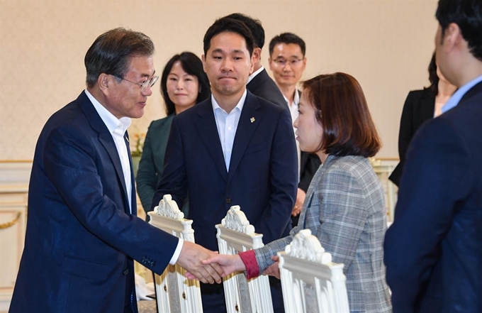 문재인 대통령 '국민께 힘이 되는 일 잘하는 공무원' 초청 오찬 참석7일 문재인 대통령이 청와대 본관 인왕실에서 열린 '국민께 힘이 되는 일 잘하는 공무원' 초청 오찬 간담회에 입장 하고 있다. 오찬간담회에는 일본산 수산물 수입금지 WTO분쟁 승소, EU 화이트 리스트 등재, 강원도 산불피해 대응 등 주요 성과 창출 우수공무원 23명이 초청되 현장의 목소리를 전했다. 류효진 기자