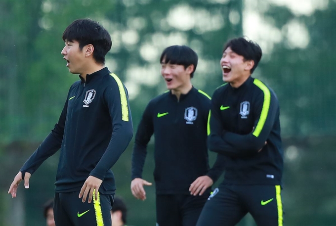 한국 U-20 축구대표팀 이강인(왼쪽부터) 엄원상 조영욱이 2019 FIFA U-20 월드컵 8강전 세네갈과의 경기를 앞둔 7일 폴란드 비엘스코-비아와 근교 리고타 훈련장에서 코칭스태프의 패널티킥 실력에 깜짝 놀라고 있다. 비엘스코 비아와=연합뉴스