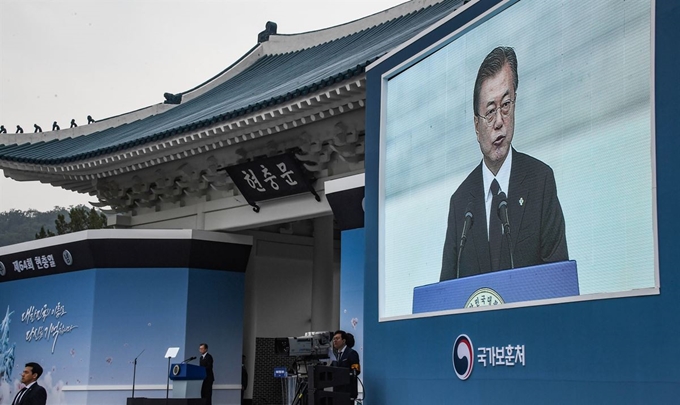 문재인 대통령이 6일 오전 국립서울현충원에서 제64회 현충일 추념사를 하고 있다. 류효진 기자.