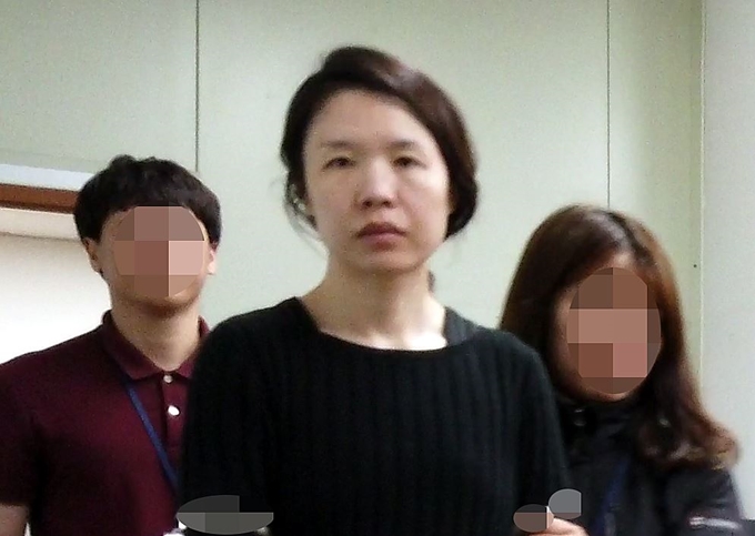 전 남편을 살해한 혐의로 구속된 고유정(36)이 제주동부경찰서 유치장에서 나와 진술녹화실로 이동하고 있다. 앞서 지난 5일 제주지방경찰청은 신상공개위원회를 열어 고씨의 얼굴, 실명 등 신상을 공개하기로 결정했다. 연합뉴스