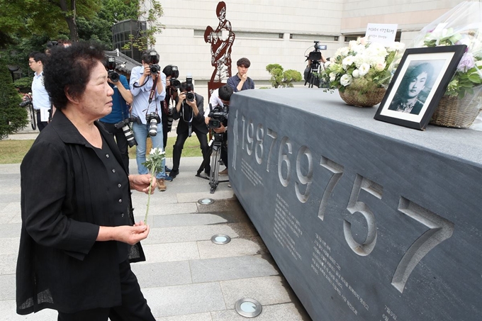 7일 오후 서울 서대문구 연세대 이한열동산에서 열린 제32회 이한열 열사 추모식에 참석한 이 열사의 어머니 배은심 여사가 추모비에 헌화하고 있다. 연합뉴스