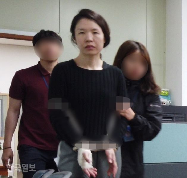 7일 오후 전 남편 살인사건 피의자 고유정이 유치장을 나서 진술 녹화실로 이동하고 있다. 김영헌 기자