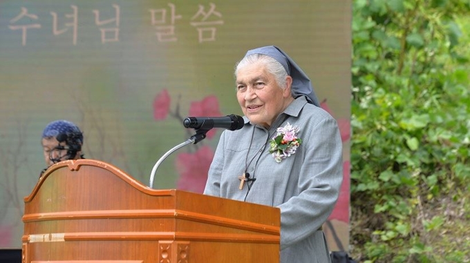 강칼라 수녀가 평생 나눔을 실천하면서 살겠다는 말을 전하고 있다.