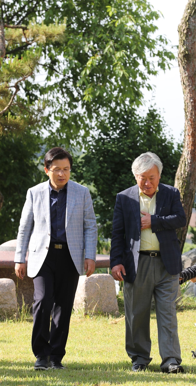 황교안(왼쪽) 자유한국당 대표가 8일 오전 경기 이천시 소설가 이문열 작가의 문학사숙 부악문원을 방문해 차담하기 앞서 산책하며 이야기하고 있다. 연합뉴스