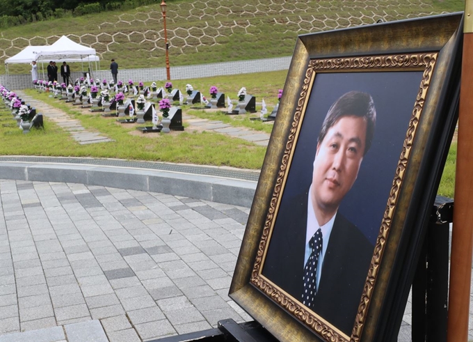 8일 오전 광주 북구 국립5·18민주묘지 제2묘역에서 김대중 전 대통령의 장남 고(故) 김홍일 전 민주당 국회의원의 영결식이 열리고 있다. 연합뉴스