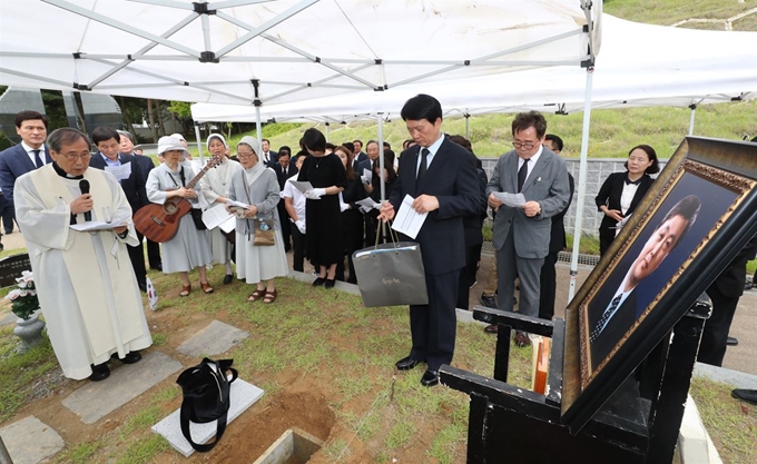 8일 오전 광주 북구 국립5·18민주묘지 제2묘역에서 열린 김대중 전 대통령의 장남 고(故) 김홍일 전 민주당 국회의원 이장 의식을 함세웅 신부가 집전하고 있다. 연합뉴스