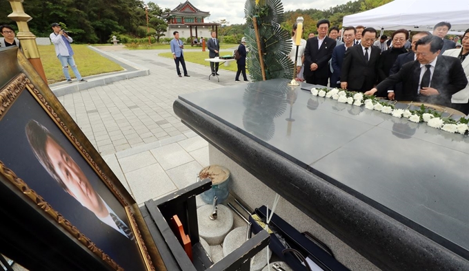 8일 오전 광주 북구 국립5·18민주묘지 제2묘역에서 열린 김대중 전 대통령의 장남 고(故) 김홍일 전 민주당 국회의원의 영결식에서 유족과 지인들이 헌화와 분향을 하고 있다. 연합뉴스