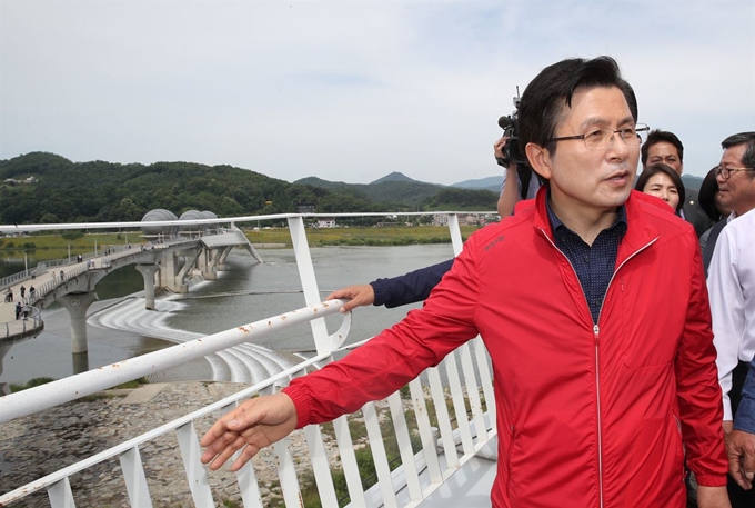 황교안 자유한국당 대표가 8일 경기 여주시 이포보를 방문해 시설물을 둘러보던 도중 이야기하고 있다. 연합뉴스