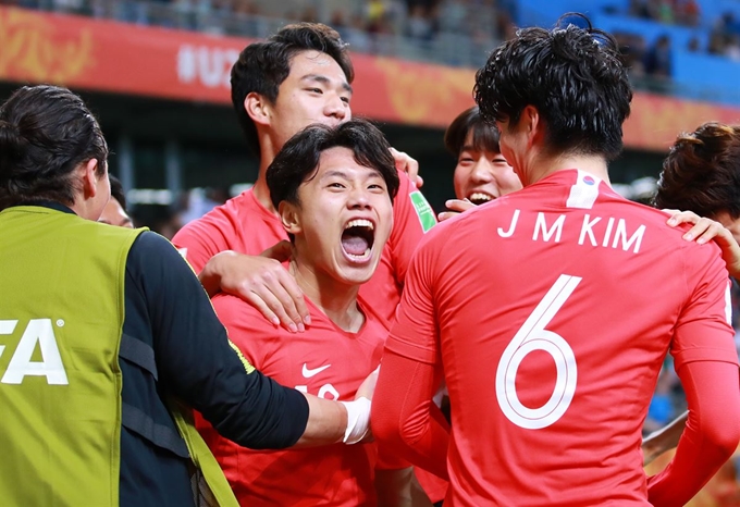 조영욱이 9일 폴란드 비엘스코-비아와 경기장에서 열린 2019 FIFA U-20 월드컵 8강 한국과 세네갈전의 경기 연장 전반 역전골을 넣은 뒤 기뻐하고 있다. 비엘스코-비아와=연합뉴스