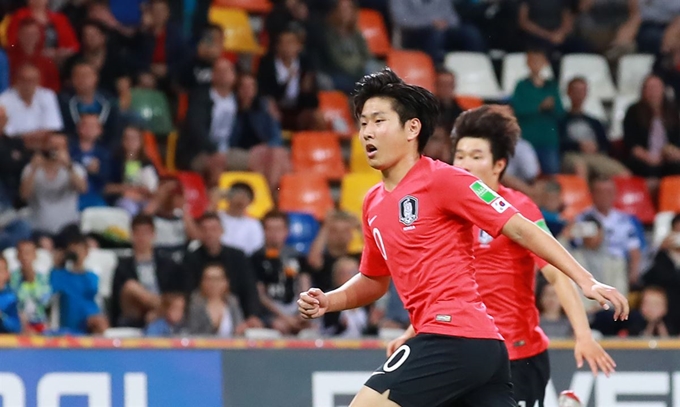 이강인이 9일 폴란드 비엘스코-비아와 경기장에서 열린 2019 FIFA U-20 월드컵 8강 한국과 세네갈전의 경기 후반 동점골을 넣은 뒤 기뻐하고 있다. 비엘스코-비아와=연합뉴스