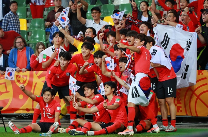 9일 폴란드 비엘스코-비아와에서 열린 2019 FIFA U-20 월드컵 8강 한국과 세네갈전의 경기에서 승부차기 접전 끝에 4강 진출을 확정한 U-20 대표팀 선수들이 관중석의 한국 응원단과 함께 기념촬영을 하며 기뻐하고 비엘스코-비아와=연합뉴스