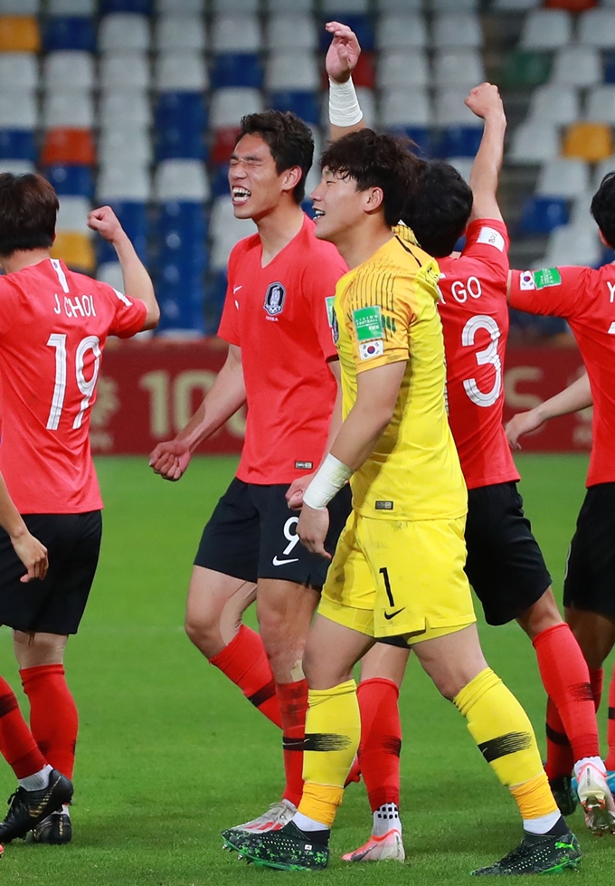 9일 오전(한국시간) 폴란드 비엘스코-비아와 경기장에서 열린 2019 국제축구연맹(FIFA) 20세 이하(U-20) 월드컵 8강 한국과 세네갈전의 경기에서 이광연(노란색 유니폼)이 4강 진출을 확정한 뒤 손을 높이 들고 있다. 비엘스코-비아와=연합뉴스.