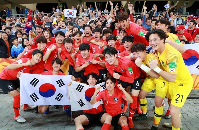 8일 오후(현지시간) 폴란드 비엘스코-비아와 경기장에서 열린 2019 국제축구연맹(FIFA) 20세 이하(U-20) 월드컵 8강 한국과 세네갈전의 경기에서 승부차기 접전 끝에 4강 진출을 확정한 U-20 대표팀 선수들이 한국 응원단을 배경으로 기념촬영을 하며 기쁨을 만끽하고 있다. 비엘스코-비아와(폴란드)=연합뉴스