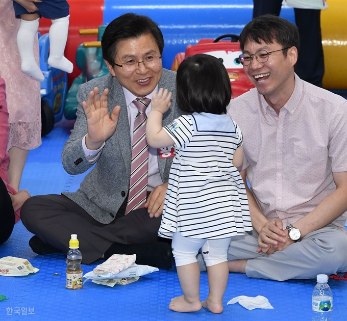 황교안 자유한국당 대표가 9일 오후 서울 영등포구 여의도동 당사에서 열린 '2019 청년부부를 위한 자유한국당 육아파티' 행사에 참석해 한 아이와 인사를 하고 있다. 홍인기 기자