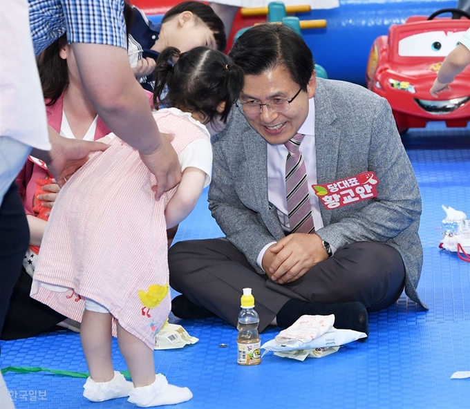 황교안 자유한국당 대표가 9일 오후 서울 영등포구 여의도동 당사에서 열린 '2019 청년부부를 위한 자유한국당 육아파티' 행사에 참석해 한 아이와 인사를 하고 있다. 홍인기 기자