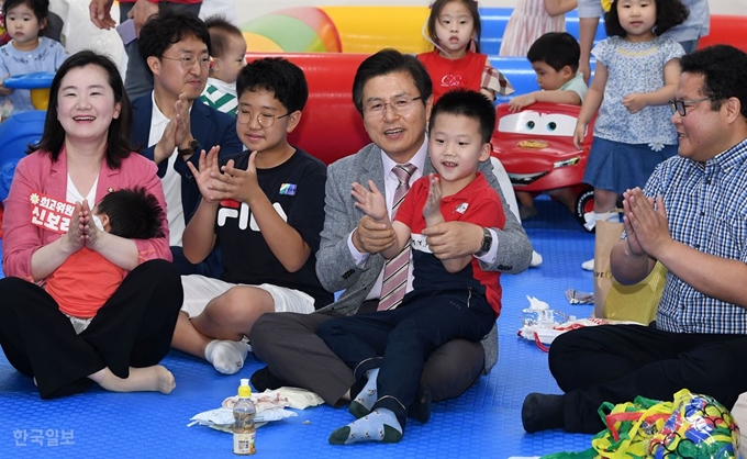 황교안 자유한국당 대표가 9일 오후 서울 영등포구 여의도동 당사에서 열린 '2019 청년부부를 위한 자유한국당 육아파티' 행사에 참석해 아이들과 즐거운 시간을 보내고 있다. 홍인기 기자