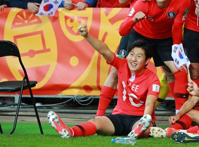 이강인이 9일 폴란드 비엘스코-비아와 경기장에서 열린 2019 FIFA U-20 월드컵 8강에서 세네갈을 꺾고 4강행을 확정한 뒤 기뻐하고 있다. 비엘스코-비아와=연합뉴스