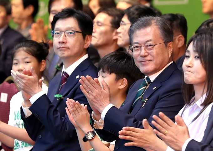 문재인 대통령이 김경수 경남도지사와 함께 5일 창원컨벤션센터에서 환경의 날 기념식에 참석해 있다. 창원=연합뉴스