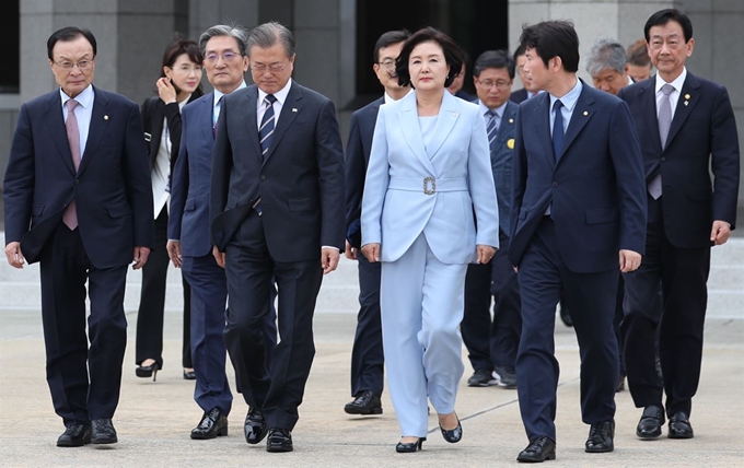 문재인 대통령이 9일 북유럽 3국을(핀란드, 노르웨이, 스웨덴)을 국빈 방문하기 위해 공군1호기로 이동하고 있다. 청와대사진기자단