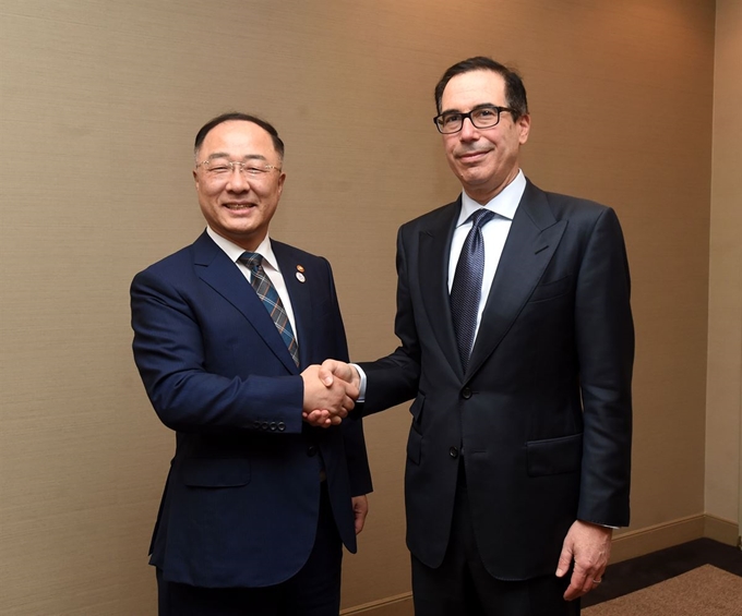 G20 재무장관회의 참석차 일본 후쿠오카를 방문중인 홍남기 부총리 겸 기획재정부 장관이 지난 8일(현지시간) 힐튼 씨 호크 호텔에서 스티븐 므누신 미국 재무장관과 만나 악수를 나누고 있다. 기획재정부 제공