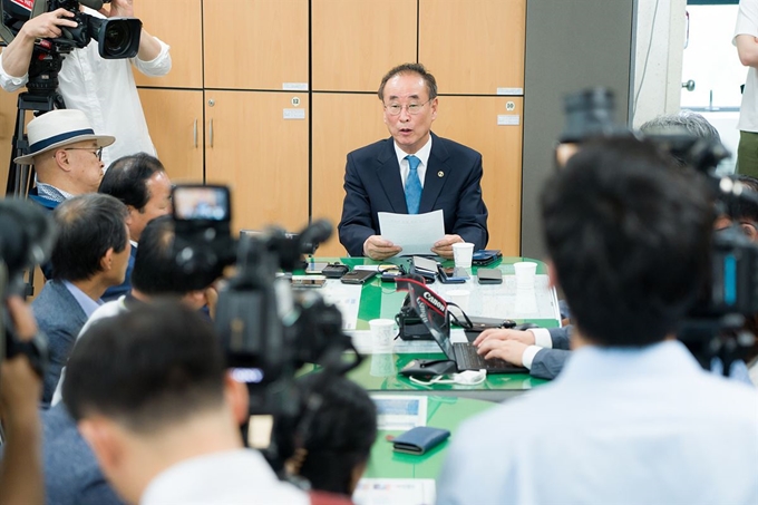 장세용 구미시장이 10일 구미시청에서 기자간담회를 열고 구미형 일자리 추진 현황과 향후 계획에 대해 설명하고 있다. 구미시 제공