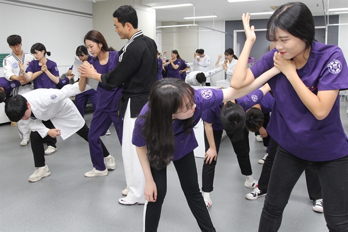 경북 구미대 간호학과 1학년 학생들이 호신술 실기수업을 하고 있다. 대학은 병원 응급실에서 자주 발생하고 있는 폭행사건과 사고에 대비해 올해부터 ‘생활스포츠’ 교양과목에 호신술을 접목해 학생들의 큰 호응을 얻고 있다. 구미대 제공