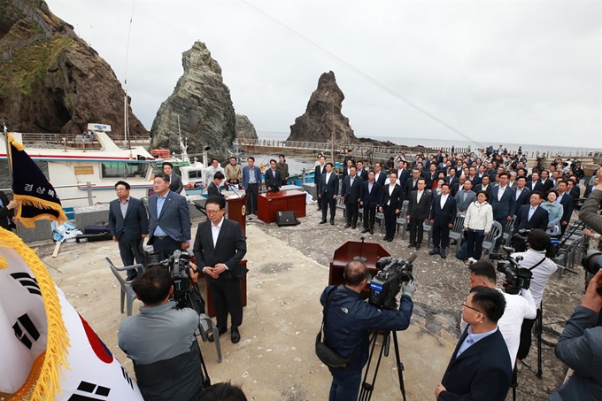 경북도의회가 10일 독도 선착장에서 일본의 역사교과서 왜곡 중단 및 독도 영유권 주장 철회촉구 결의안을 처리하는 본회의를 열고 있다. 경북도의회 제공