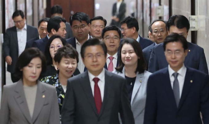 자유한국당 황교안(앞줄 가운데) 대표와 나경원(앞줄 왼쪽) 원내대표 등이 10일 국회에서 최고위원회의를 갖기 위해 회의장으로 향하고 있다. 민경욱(맨 뒷줄 가운데) 대변인이 뒤를 따르고 있다. 연합뉴스