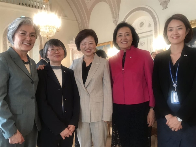 핀란드를 국빈방문 중인 문재인 대통령을 수행 중인 강경화 외교부 장관(왼쪽부터), 진선미 여성가족부 장관, 박영선 중소벤처기업부 장관이 10일 오전(현지시간) 핀란드 대통령궁에서 함께 자리하고 있다. 이번 순방에는 수행 장관 4명 중 3명이 여성장관으로 채워져 눈길을 끈다. 청와대 제공