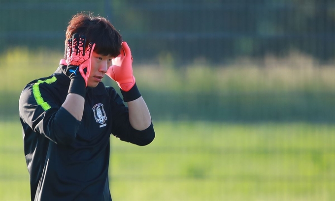 한국 U-20 대표팀 수문장 이광연이 2019 국제축구연맹(FIFA) 20세 이하(U-20) 월드컵에서 세네갈을 꺾고 4강 진출에 성공한 이광연이 대표팀 선수들과 훈련하고 있다.