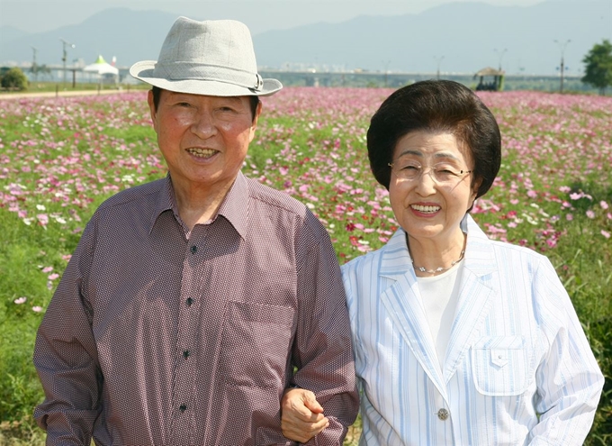 고(故) 김대중 전 대통령 부인 이희호 여사가 10일 밤 향년 97세로 별세했다. 이 여사는 그간 노환으로 신촌 세브란스 병원에 입원해 치료받아 왔다. 1922년 태어난 이 여사는 대표적 여성 운동가로 활동하다 1962년 고 김 전 대통령과 결혼해 정치적 동지로서 격변의 현대사를 함께했다. 사진은 2008년 9월 18일 경기도 구리 한강 둔치에 만개한 코스모스 단지를 둘러본 뒤 기념 촬영을 한 김대중 전 대통령과 이희호 여사. 연합뉴스