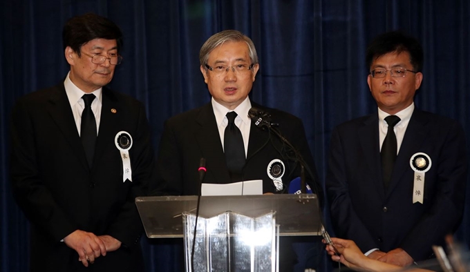 고(故) 이희호 여사 장례위원회 집행위원장을 맡은 김성재(가운데) 김대중평화센터 상임이사가 11일 오전 서울 서대문구 신촌세브란스병원에서 기자회견을 열고 고인의 유언과 장례 계획에 대해 설명하고 있다. 윤철구 김대중평화센터 사무총장(왼쪽), 김 상임이사, 박한수 김대중평화센터 기획실장 및 대변인. 연합뉴스