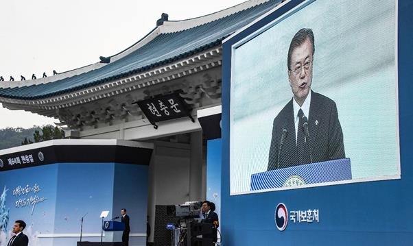 문재인 대통령이 6일 오전 국립서울현충원에서 제64회 현충일 추념사를 하고 있다. 류효진 기자