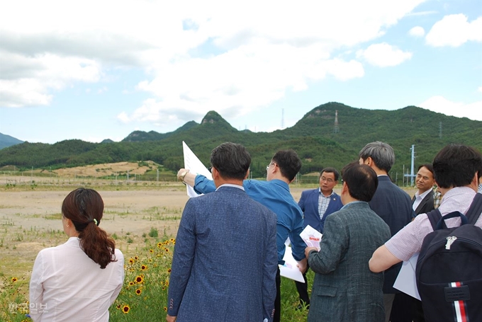 LG화학 협상팀과 구미시, 한국수자원공사 관계자들이 11일 경북 구미시 산동면과 해평면 구미5산단 934만㎡ 중 공장 예정 부지를 둘러보고 있다. 추종호기자