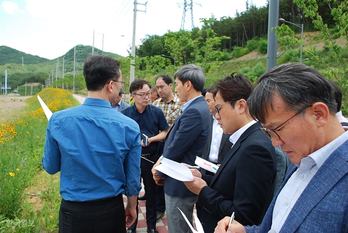 LG화학 협상팀과 구미시, 한국수자원공사 관계자들이 11일 경북 구미시 산동면과 해평면 구미5산단 934만㎡ 중 공장 예정 부지를 둘러보고 있다. 추종호기자