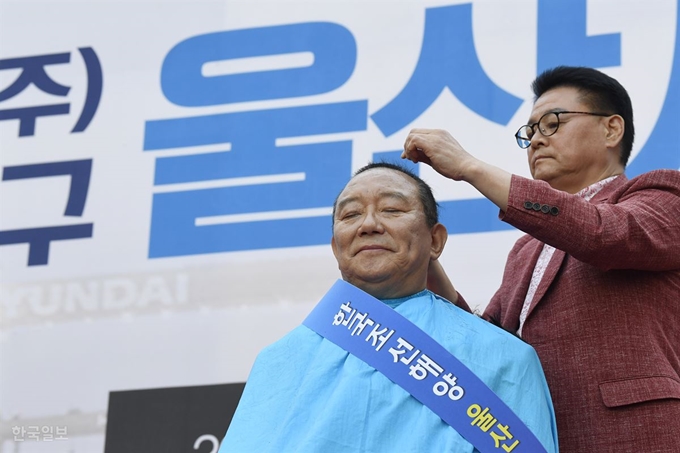 한국조선해양 울산 존치 촉구 총궐기 대회가 열린 지난달 29일 울산 남구 삼산동 롯데백화점 광장에서 송철호 울산시장이 삭발을 하고 있다. 울산=전혜원 기자 iamjhw@hankookilbo.com