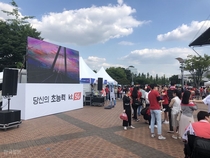 [저작권 한국일보] KT가 한국과 이란의 국가대표 A매치 친선전이 열리는 11일 서울월드컵경기장 앞 광장에서 이벤트를 진행하고 있다. 이승엽 기자