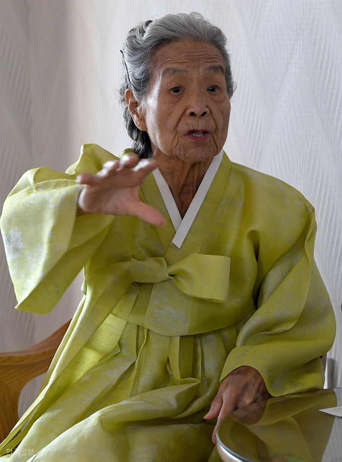 이희호 여사와 가까웠던 김정례 전 보건사회 장관(한국여성유권자연맹 중앙고문)이 11일 서울 종로 자택에서 본보와 인터뷰를 하고 있다 서재훈 기자