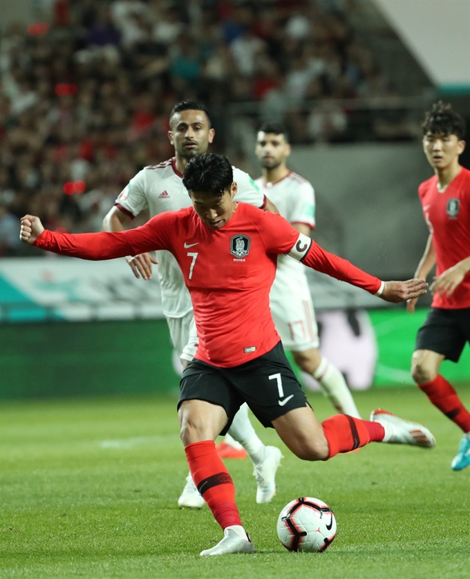 11일 오후 서울월드컵경기장에서 열린 축구대표팀 한국과 이란의 평가전에서 손흥민이 슛을 하고 있다. 연합뉴스