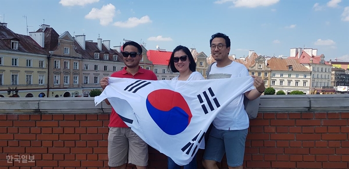 독일 바이마르에서 생활하는 성악가 김종근(맨 오른쪽)씨 일행이 12일 FIFA U-20 월드컵 4강전을 관전하기 위해 폴란드 루블린을 찾았다. 루블린=김형준 기자