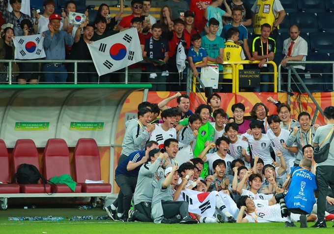 한국 U-20 대표선수들이 12일 폴란드 아레나 루블린에서 열린 2019 국제축구연맹(FIFA) 20세 이하(U-20) 월드컵 4강전 한국과 에콰도르의 경기가 1-0 한국의 승리로 끝난 뒤 한국 관중들과 단체 기념사진을 찍고 있다. 루블린=연합뉴스