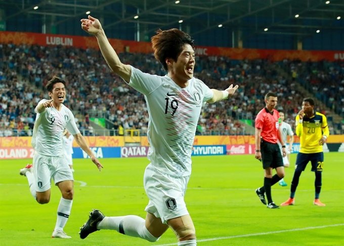 최준이 12일 폴란드 루블린의 아레나 루블린에서 열린 2019 FIFA U-20 월드컵 4강전에서 전반 39분 에콰도르를 상대로 선제골을 넣은 뒤 환호하고 있다. 루블린=연합뉴스