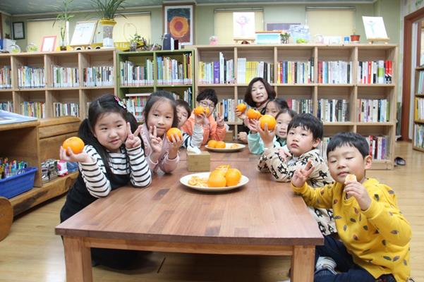 경기도 내 한 어린이집 원아들이 건강과일을 먹고 있다. 경기도 제공