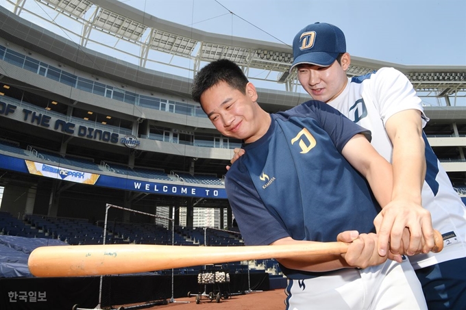 NC다이노스 주장 박민우가 경남 창원NC파크에서 마산동중학교 내야수 황민준군의 타격폼을 지도해주고 있다. 창원=전혜원 기자 iamjhw@hankookilbo.com