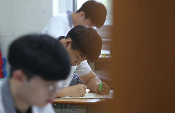 한국교육과정평가원이 주관하는 6월 모의평가가 시행된 지난 4일, 대구 경북고 학생들이 시험을 치르고 있다. 대구=연합뉴스