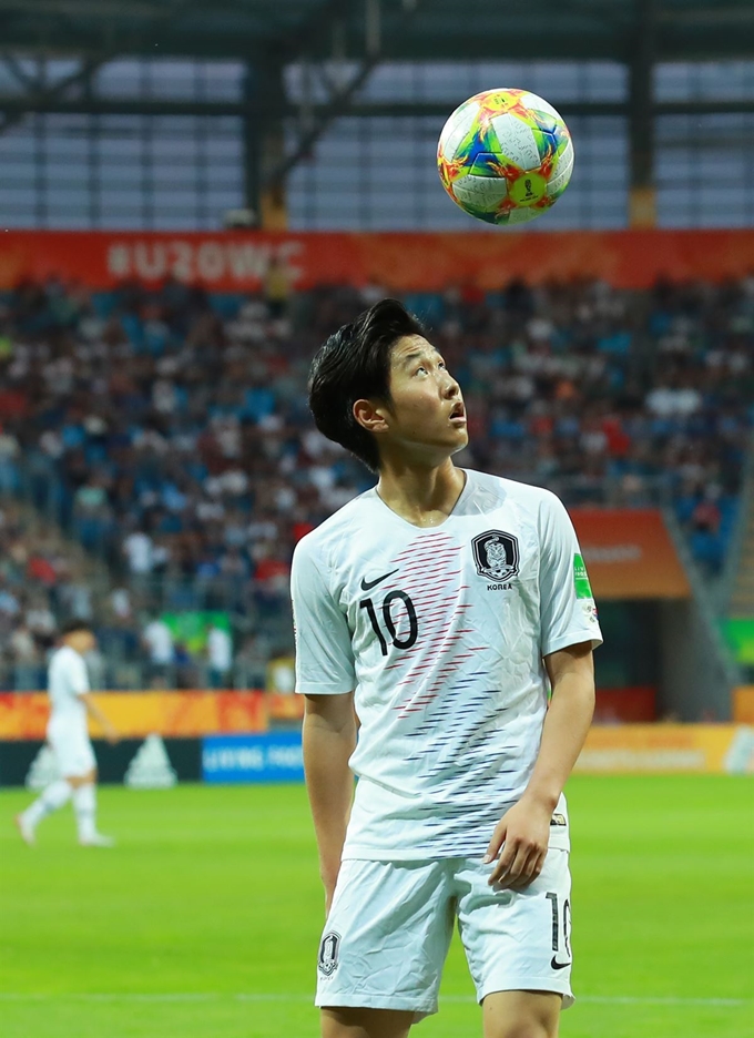 11일 오후(현지시간) 폴란드 루블린 경기장에서 열린 2019 국제축구연맹(FIFA) 20세 이하(U-20) 월드컵 4강전 한국과 에콰도르의 경기. 전반 이강인이 세트피스 상황에 이동하며 트래핑으로 공을 공중으로 올린 뒤 바라보고 있다. 연합뉴스