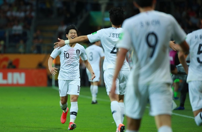 11일 오후(현지시간) 폴란드 루블린 경기장에서 열린 2019 국제축구연맹(FIFA) 20세 이하(U-20) 월드컵 4강전 한국과 에콰도르의 경기. 전반 이강인이 결승골을 넣은 최준에게 공간 패스로 어시스트를 기록한 뒤 이지솔 등 팀 동료들을 향해 미소를 띠며 달려오고 있다. 연합뉴스