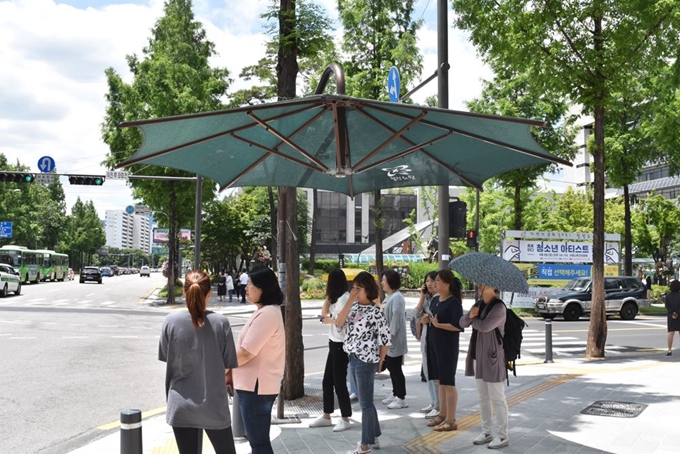 시민들이 횡단보도 근처에 설치된 ’그늘막’ 주변에서 더위를 피하고 있다. 노원구 제공