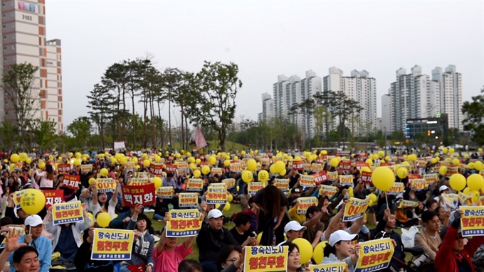 남양주 다산신도시 총연합회와 진접아파트 연합회 등 다산신도시와 진접지구 주민 5,000여명이 2일 다산신도시 수변공원에서 3기 신도시 저지를 위한 촛불문화제를 열고 있다. 남양주 다산신도시 총연합회 제공